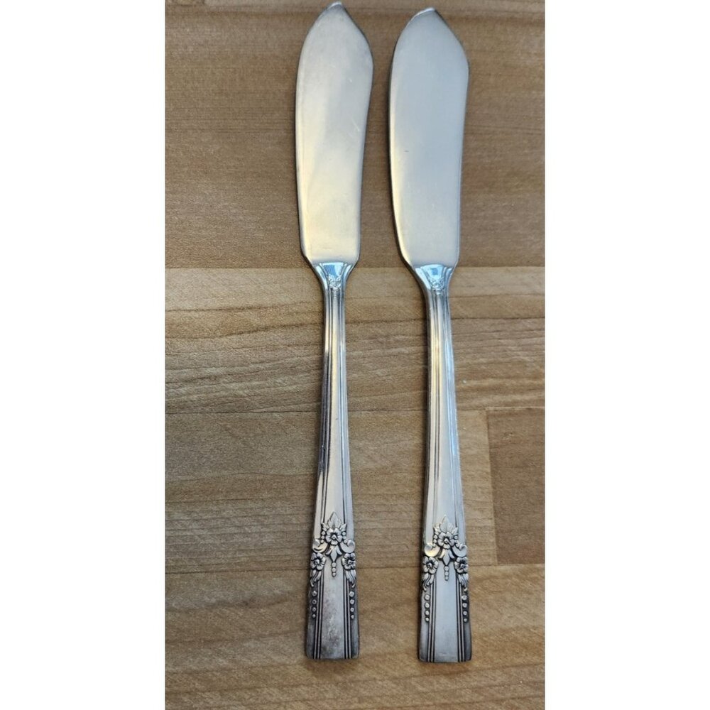 W.M.A. Rogers Oneida Ltd Silverplate Butter Spreader Knives Artistic WMA Knife